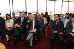 Presidente de la Cámara comparte con alumnos premiados.